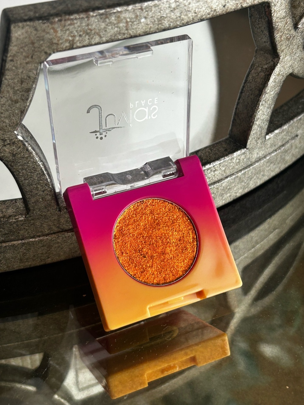 Juvia's Place Culture
Multichrome Shadow - It Girl